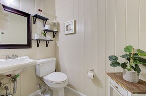 Standardzimmer, 1 Schlafzimmer, Meerblick | Badezimmer | Dusche, kostenlose Toilettenartikel, Handtücher