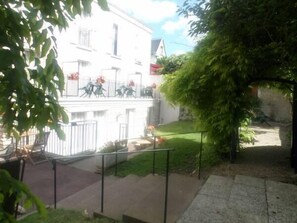 Petit déjeuner buffet (7.00 EUR par personne)