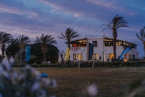 Déjeuner et dîner servis sur place, cuisine italienne, vue sur la mer 