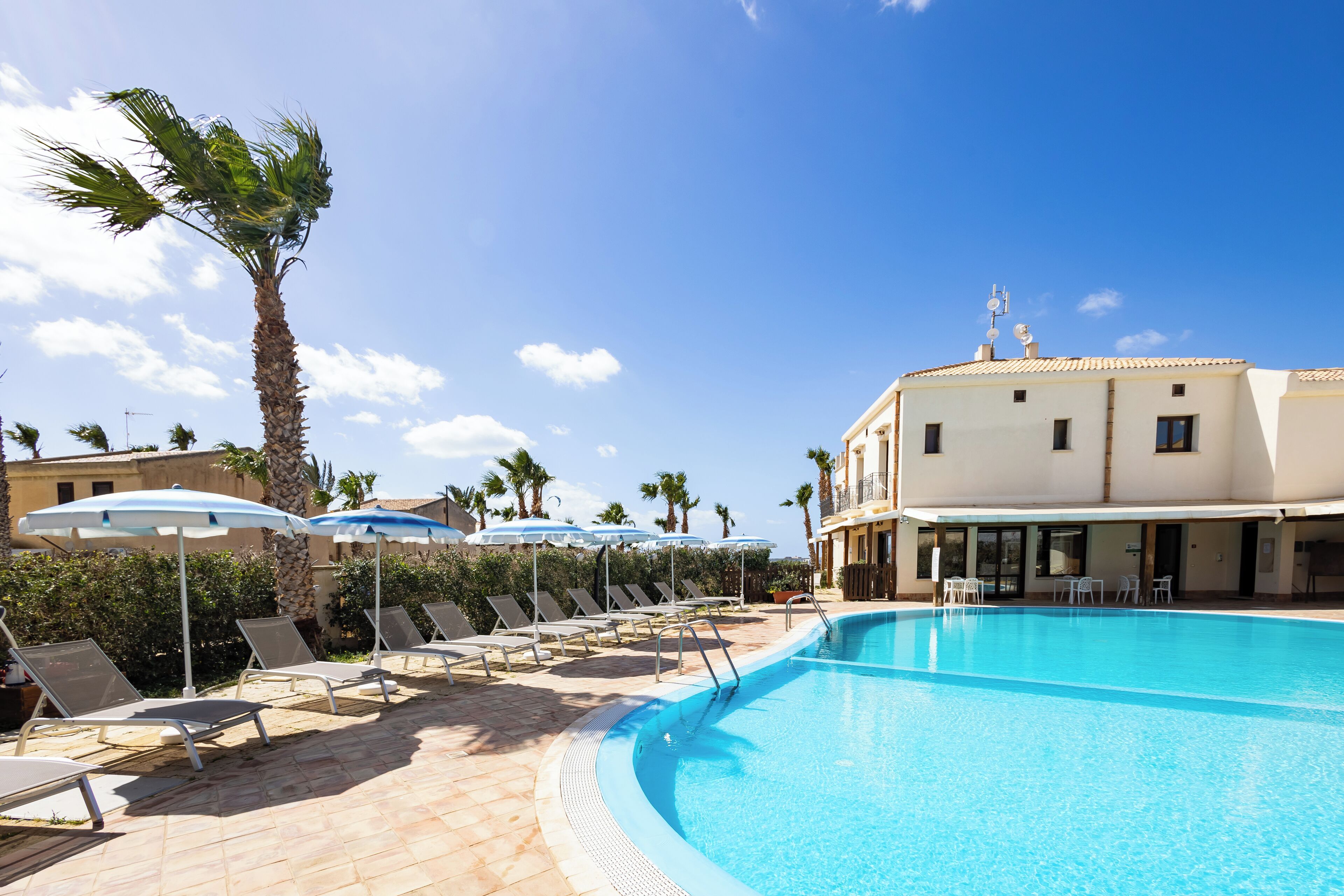 Piscine extérieure (ouverte en saison), parasols de plage