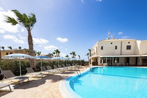 Alberca al aire libre por temporada y sombrillas en la alberca