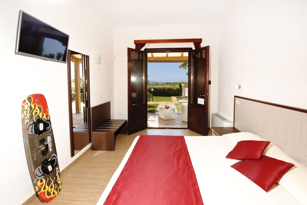 Deluxe kamer, 1 twee- of 2 eenpersoonsbedden, uitzicht op zee | Hypoallergeen beddengoed, een kluis op de kamer, individueel gedecoreerd