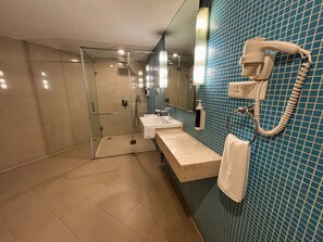 Deluxe-Doppel- oder -Zweibettzimmer, 1 Schlafzimmer, Nichtraucher, Stadtblick | Badezimmer | Dusche, kostenlose Toilettenartikel, Haartrockner, Handtücher