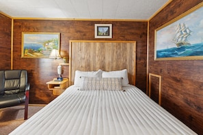 Quarto standard, 1 cama Queen | Escrivaninha, ferros/tábuas de passar roupa, Wi-Fi de cortesia