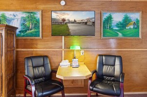 Escritorio, tabla de planchar con plancha, wifi gratis y ropa de cama 