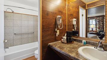 Standaard kamer, 1 queensize bed | Badkamer | Een bad/douchecombinatie, een haardroger, handdoeken