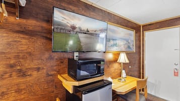 Standard Room, 1 Queen Bed | Desk, iron/ironing board, free WiFi, bed sheets