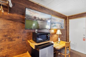 Escritorio, tabla de planchar con plancha, wifi gratis y ropa de cama 