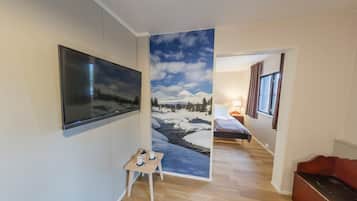 Junior suite | Woonkamer | Een flatscreentelevisie