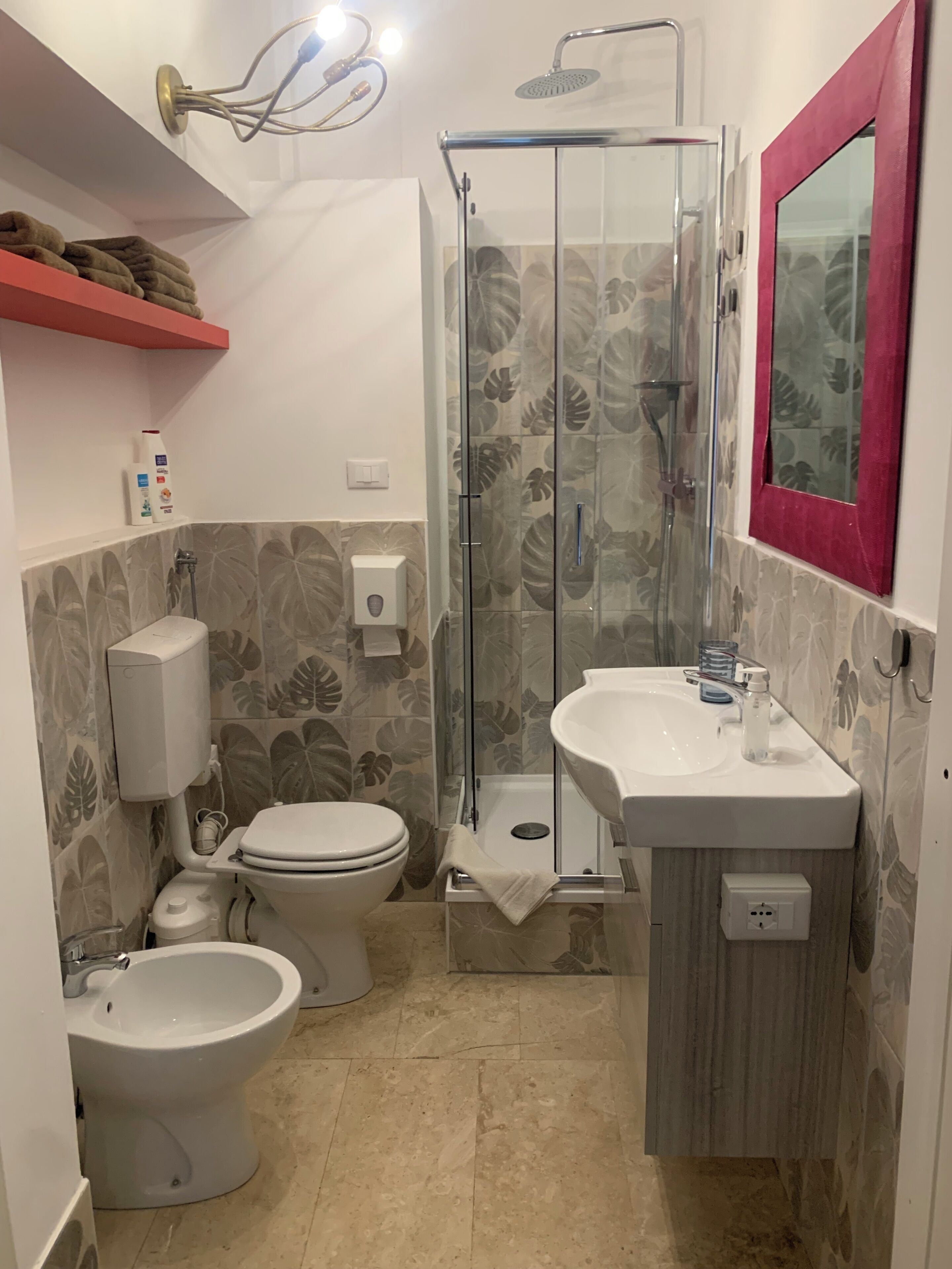 Artículos de tocador gratuitos, secador de pelo, bidet, toallas