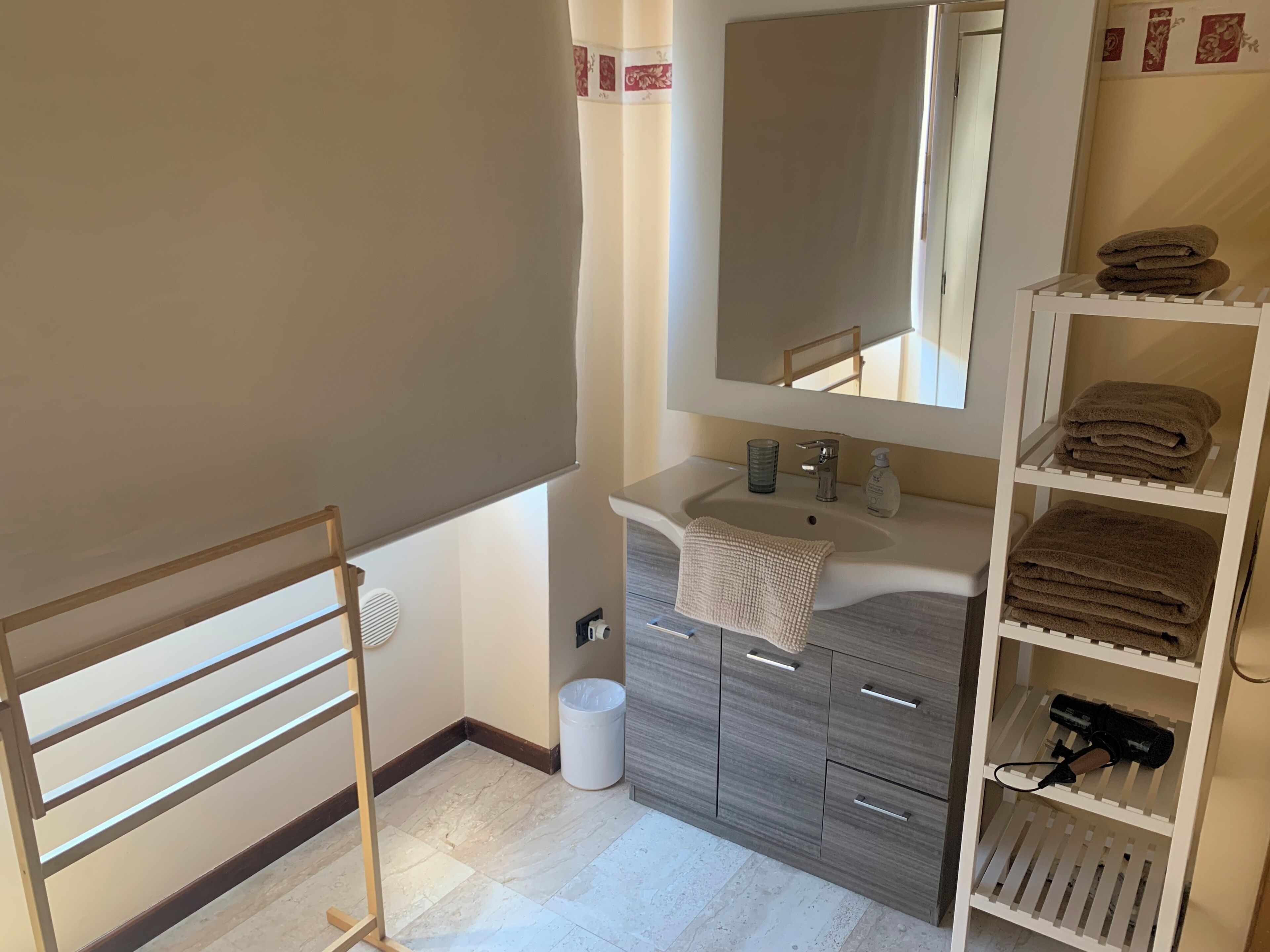 Standard-Doppelzimmer, mit Bad | Badezimmer | Kostenlose Toilettenartikel, Haartrockner, Bidet, Handtücher