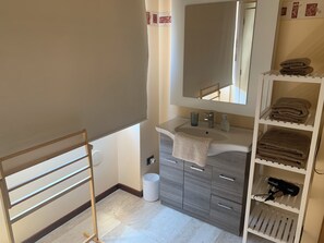 Habitación doble estándar, baño en la habitación | Baño | Amenidades de baño gratuitas, secadora de cabello, bidet, toallas 