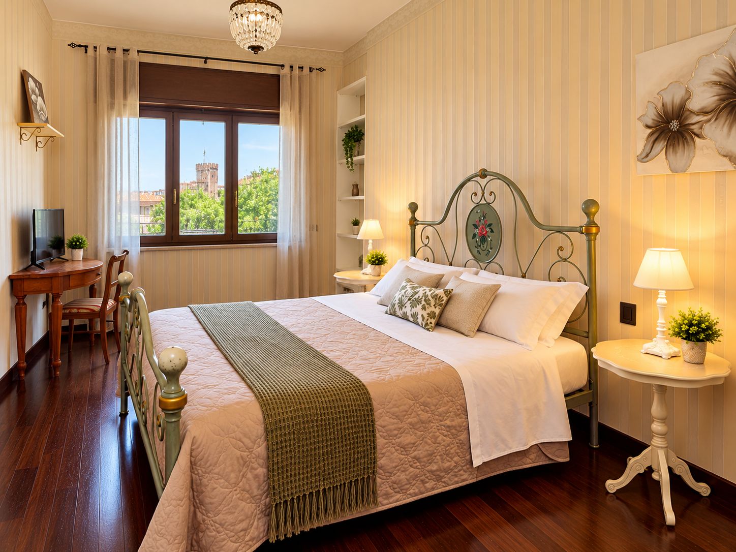 Habitación de hotel con una cama grande, un escritorio con una silla, un televisor y vistas a una torre por la ventana.