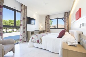 Roupas de cama premium, cofres nos quartos, escrivaninha