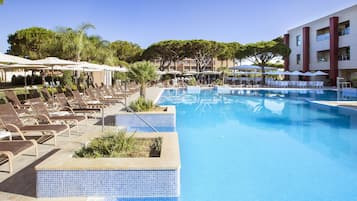 Una piscina techada, 2 piscinas al aire libre, sombrillas