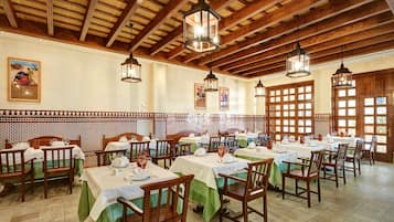 3 restaurantes; se sirven desayunos, comidas y cenas
