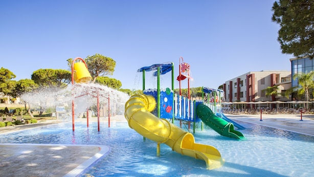 Un parque acuático con toboganes y atracciones acuáticas.