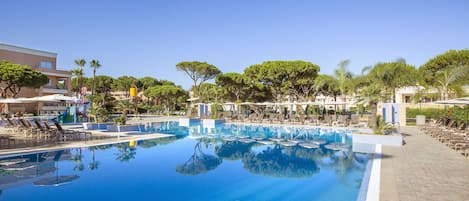 Piscine couverte, 2 piscines extérieures, parasols de plage