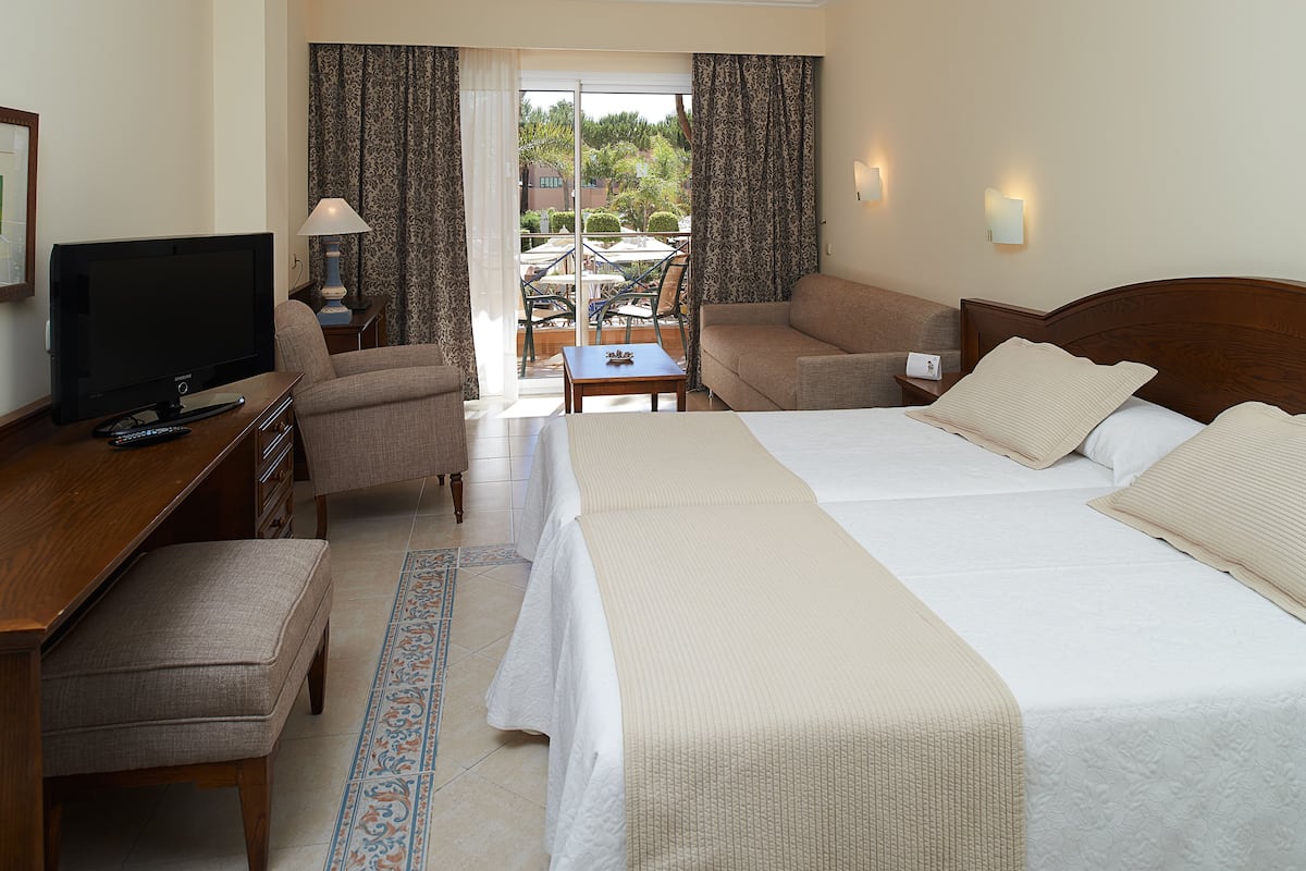 1 bedroom, premium bedding, in-room safe, desk