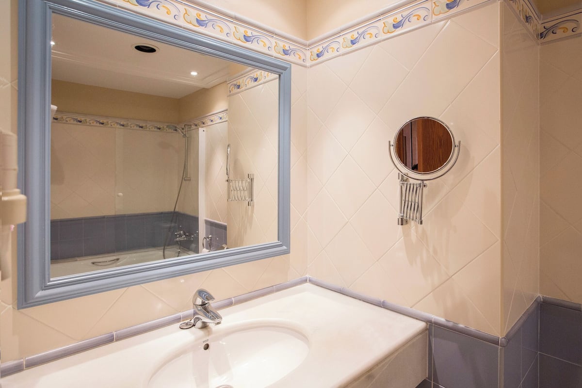 bathtub, rainfall showerhead, free toiletries, hair dryer