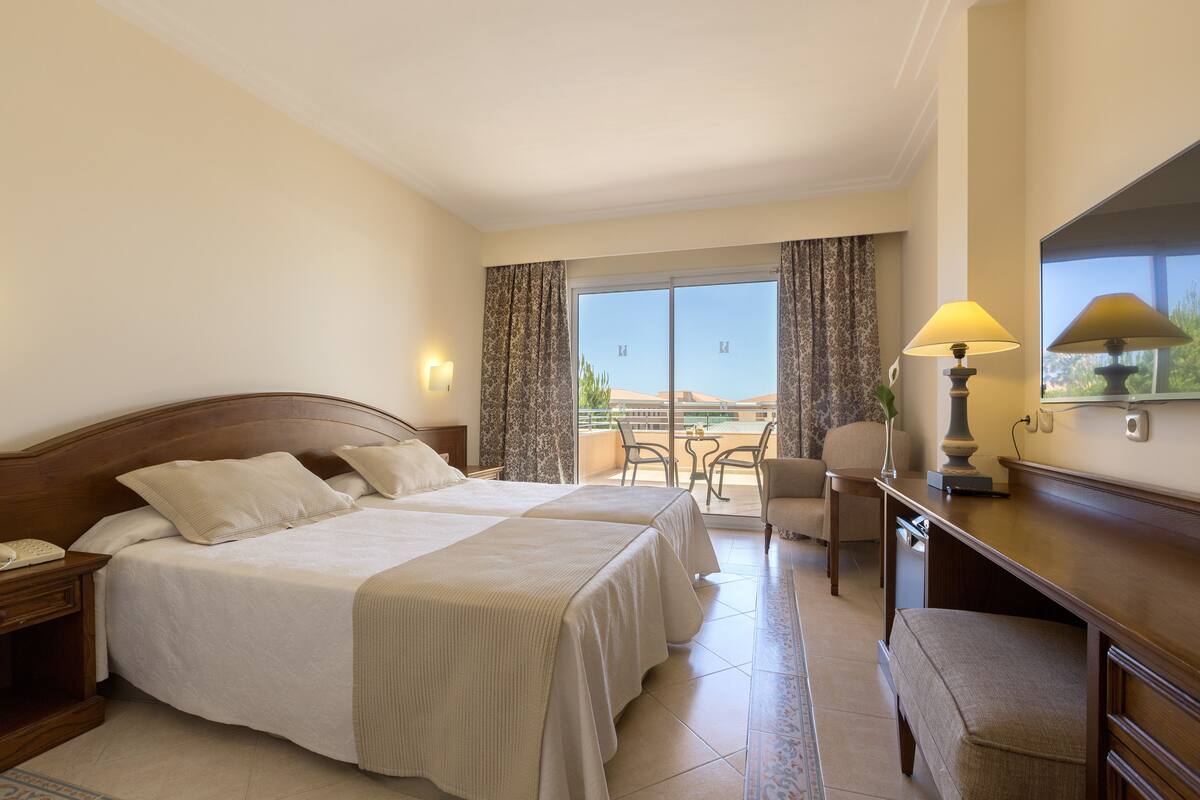 Premium bedding, in-room safe, desk, blackout curtains