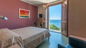 Classic Quadruple Room | In-room safe, desk, soundproofing, free WiFi