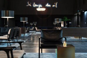 Lobby sitting area - Clarion Hotel Air (Sola)