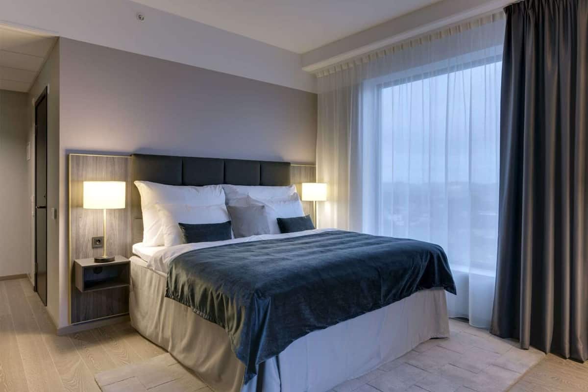 Deluxe Double Room, 1 Double Bed & 2 Rollaway Beds, Non Smoking | 1 soverom, sengetøy av topp kvalitet, senger med overmadrass og minibar