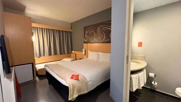 Seprai antialergi, minibar, brankas, dan meja kerja