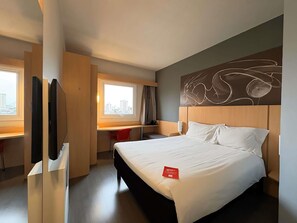 Standaard appartement, 1 tweepersoonsbed | Hypoallergeen beddengoed, een minibar, een kluis op de kamer, een bureau