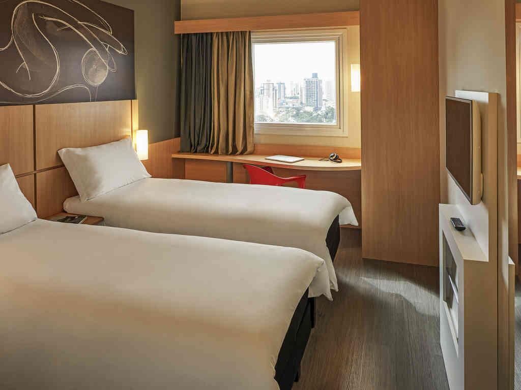 Standaard appartement, 2 eenpersoonsbedden | Hypoallergeen beddengoed, een minibar, een kluis op de kamer, een bureau