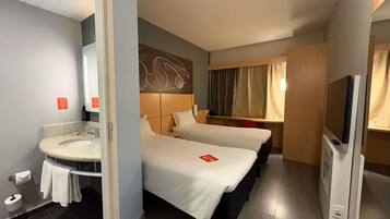 LÀgenhet Standard - 2 enkelsÀngar | Allergitestade sÀngklÀder, minibar och vÀrdeförvaringsskÄp pÄ rummet