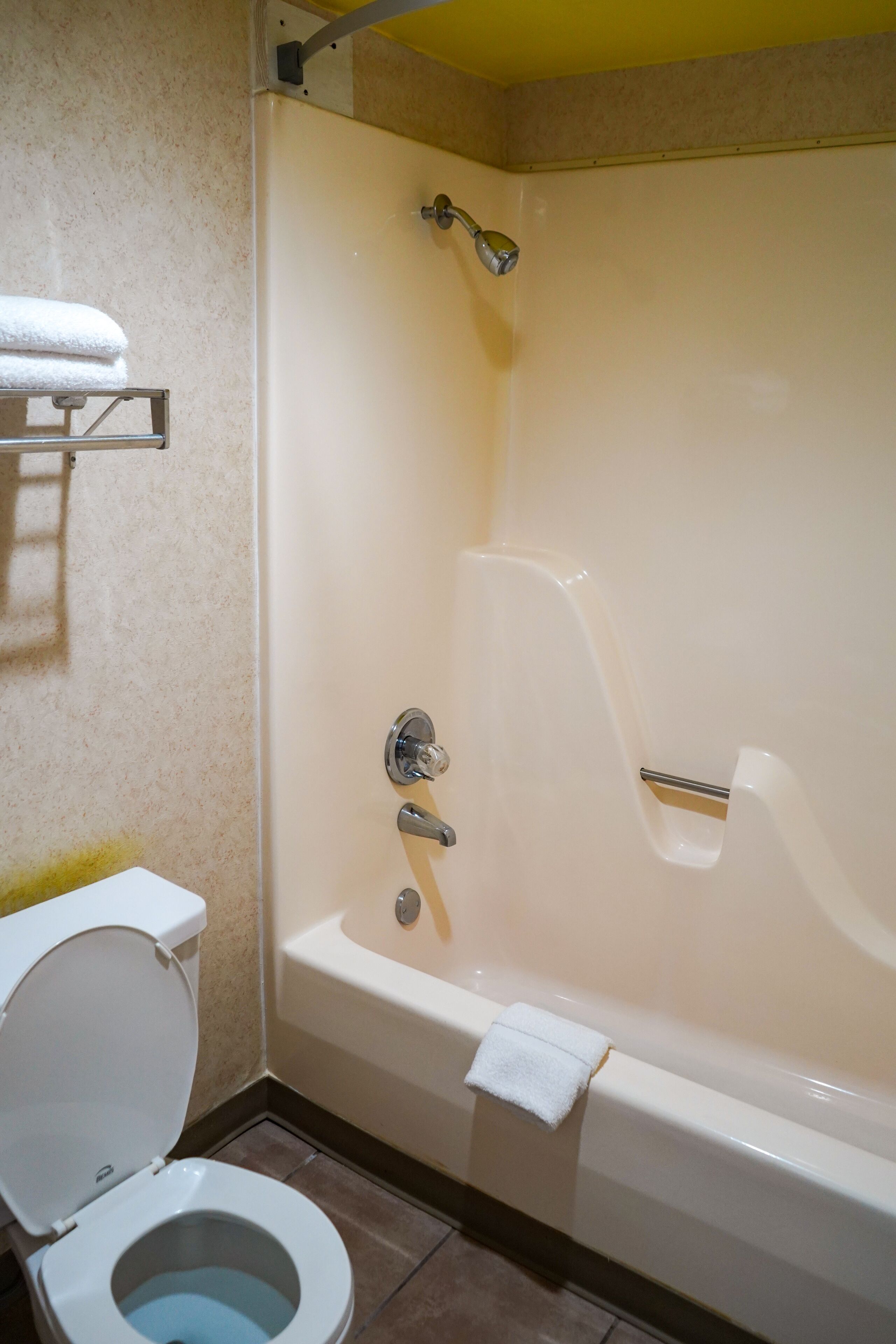 Bañera con ducha, secador de pelo, toallas