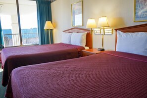 Habitación estándar | Baño | Tina con regadera, secadora de cabello, toallas