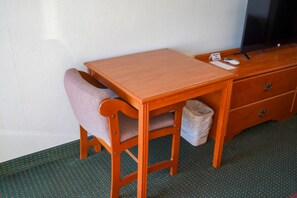 Habitación estándar | Escritorio, sistema de insonorización, tabla de planchar con plancha