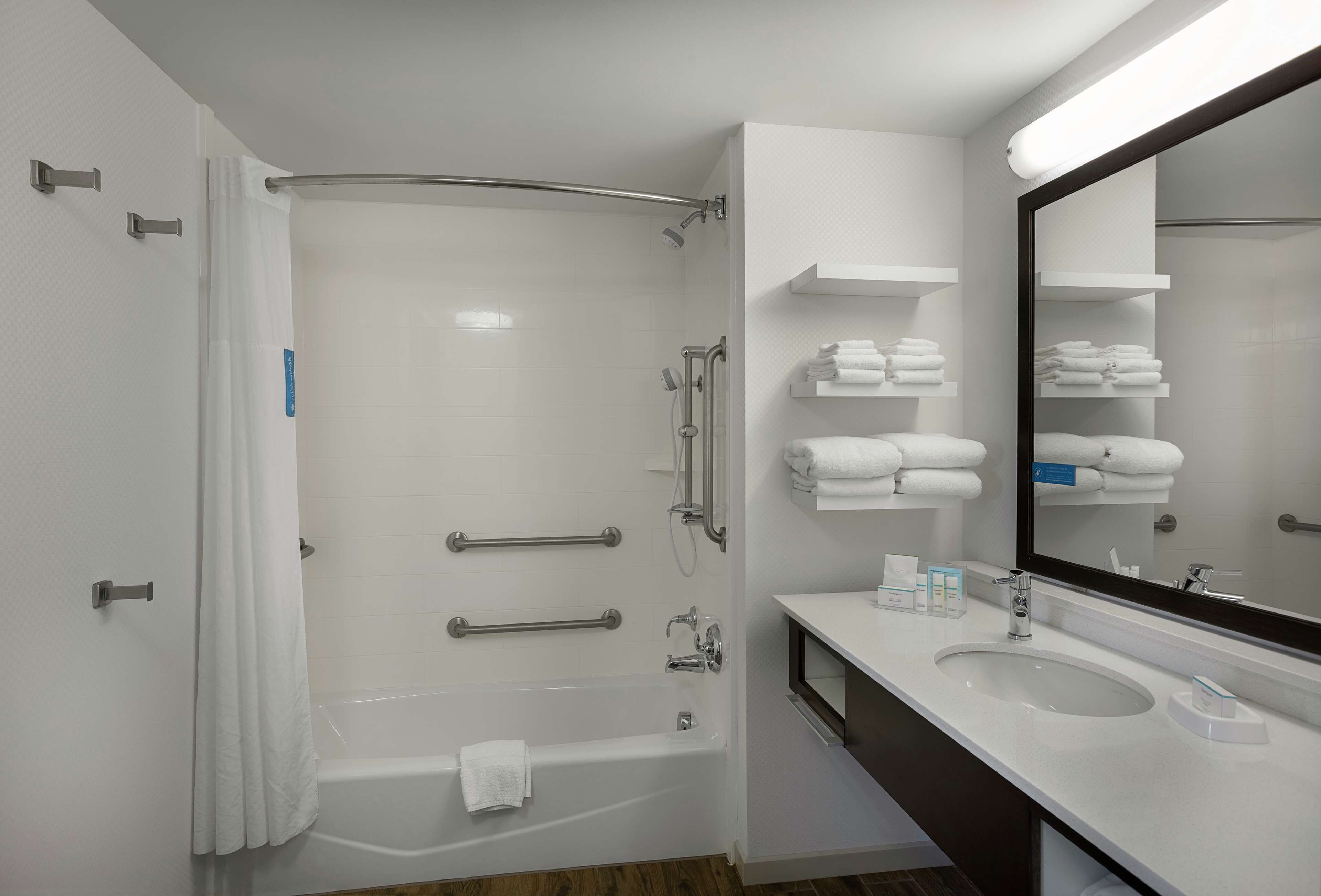 combined shower/bathtub, free toiletries, towels