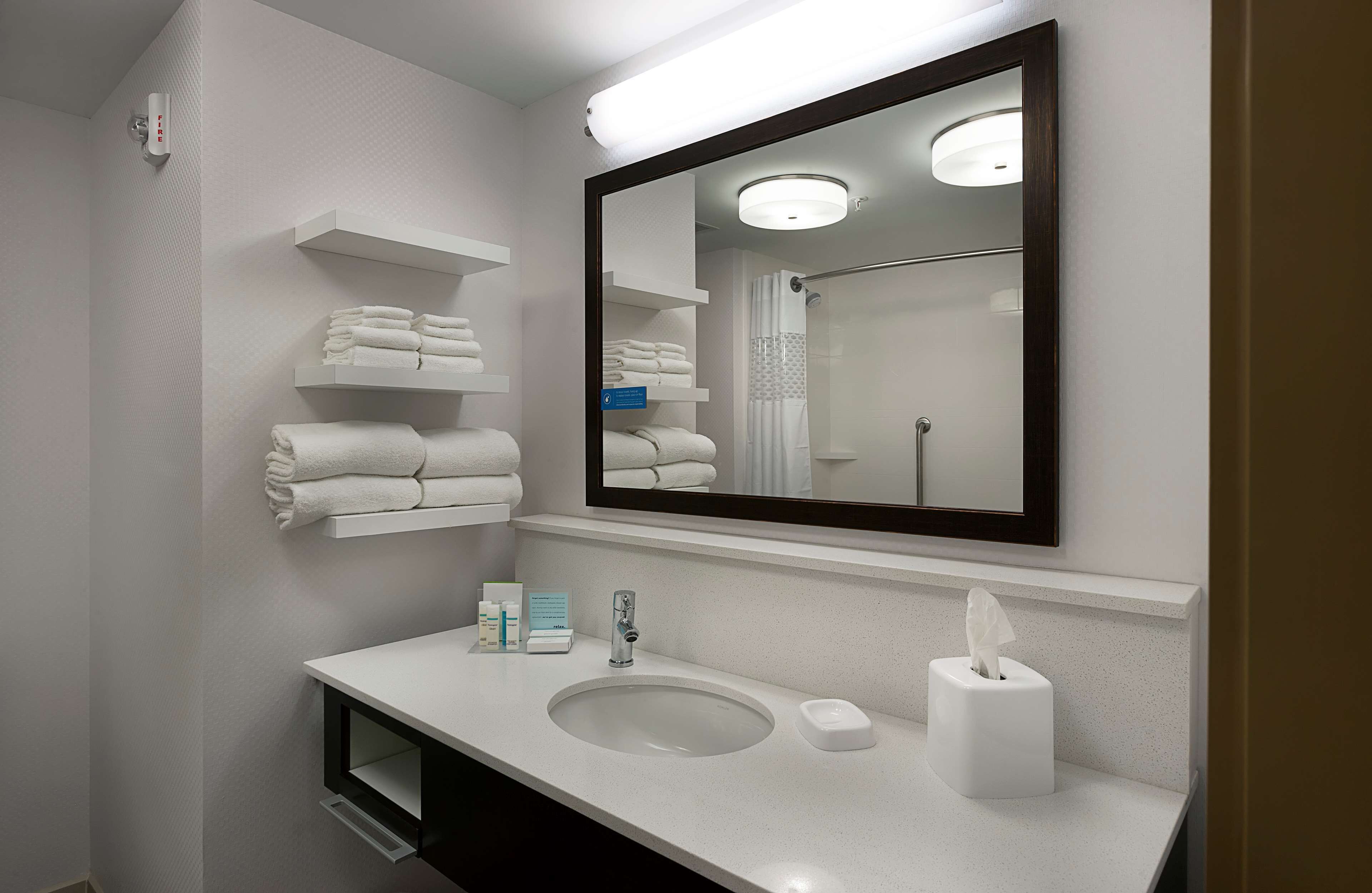 combined shower/bathtub, free toiletries, towels