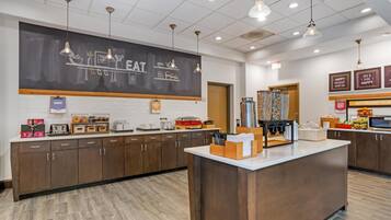 Café da manhã com buffet grátis todos os dias