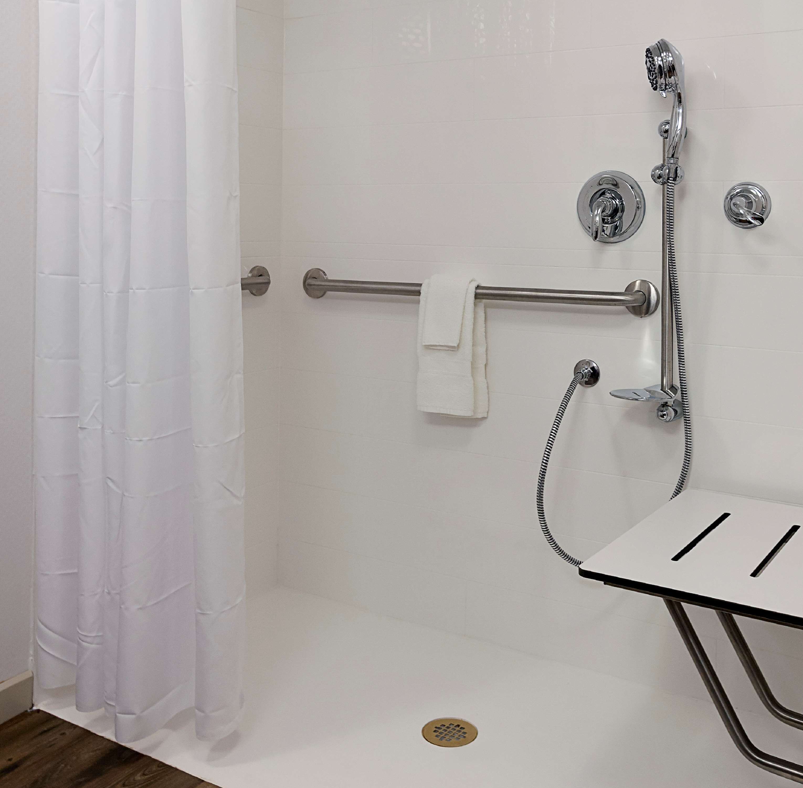 combined shower/bathtub, free toiletries, towels