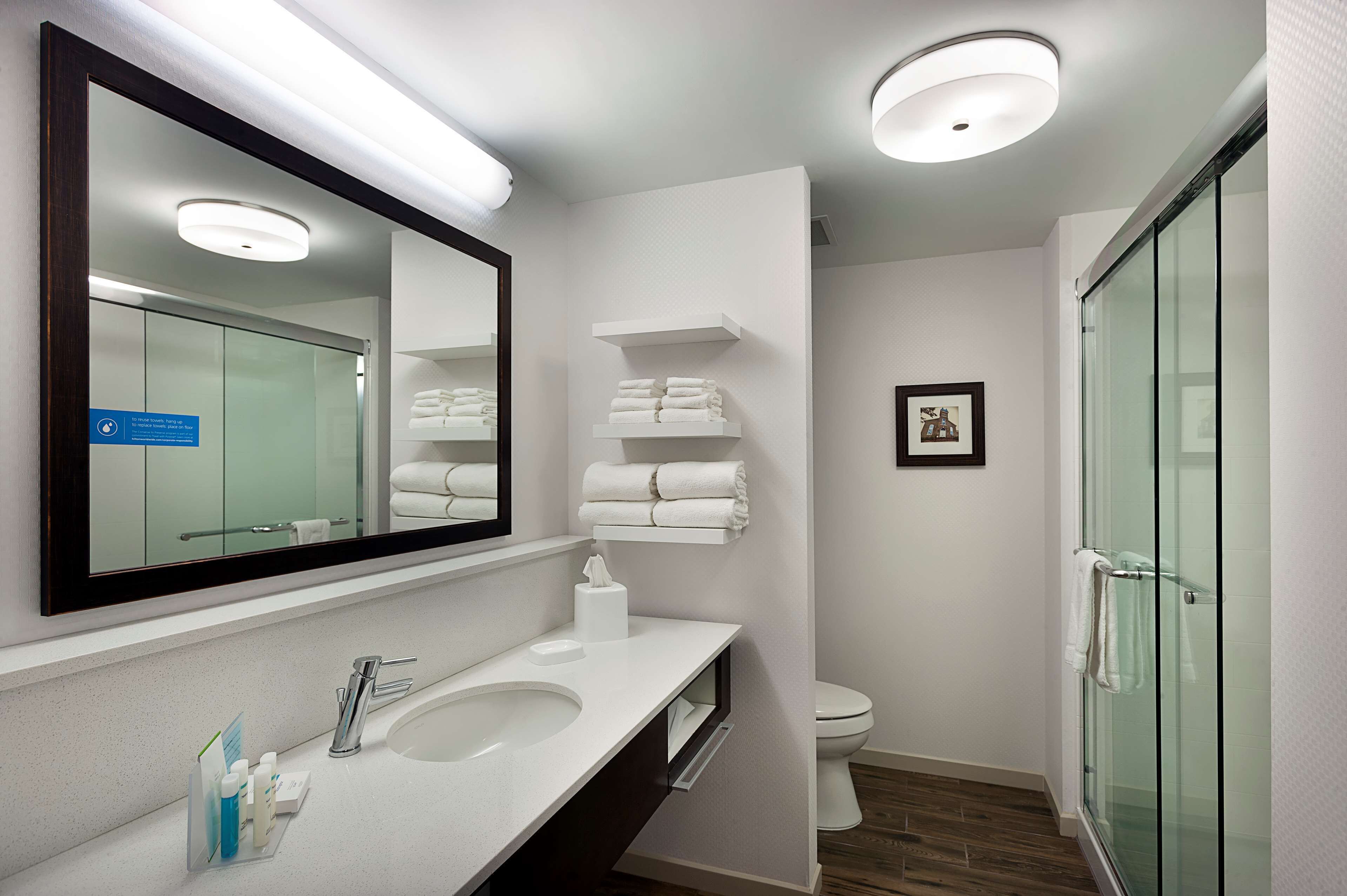 combined shower/bathtub, free toiletries, towels