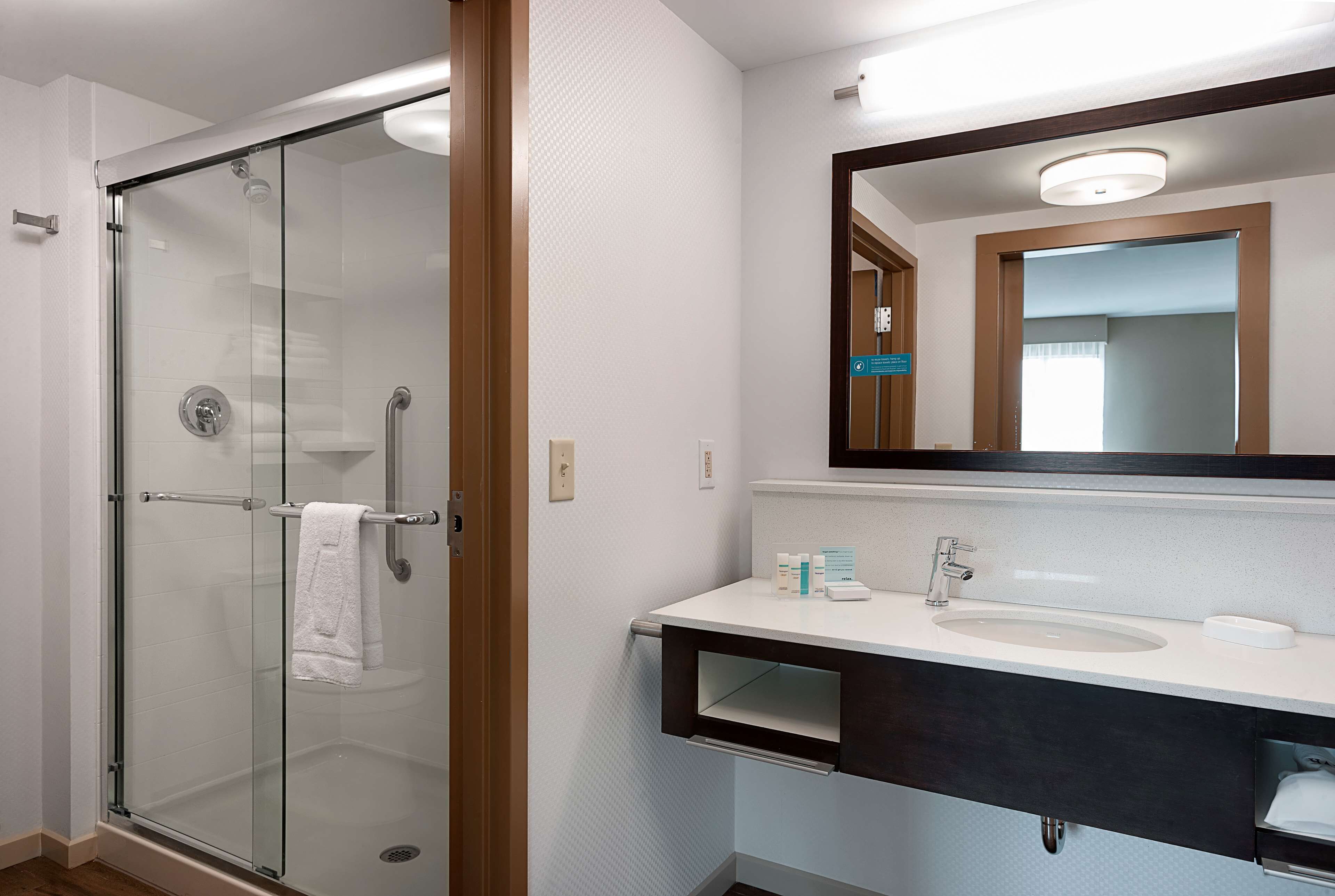 combined shower/bathtub, free toiletries, towels