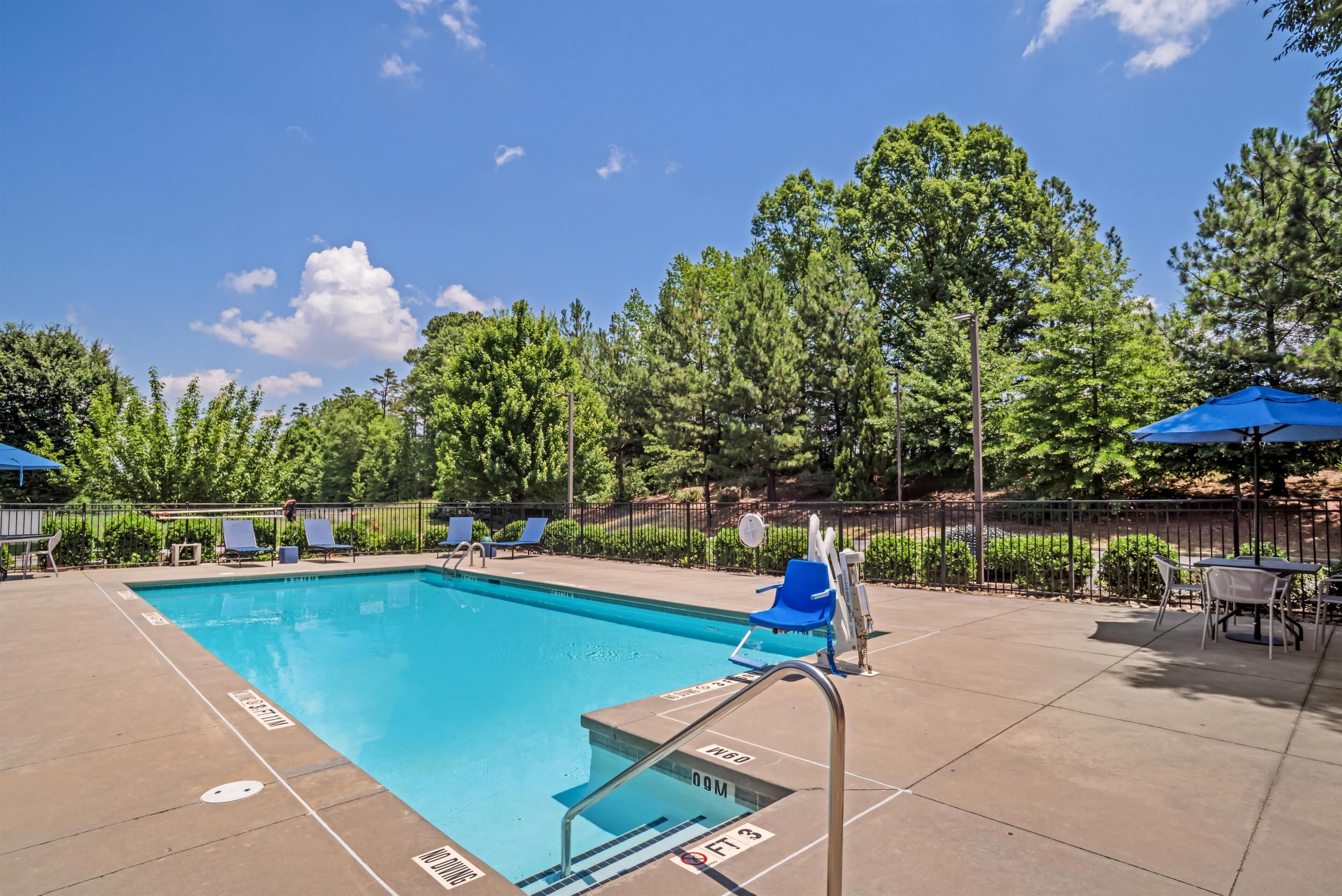Outdoor pool, pool loungers