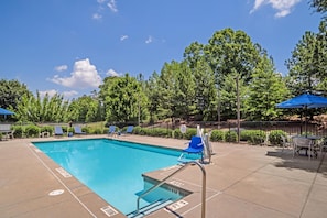 Outdoor pool, pool loungers