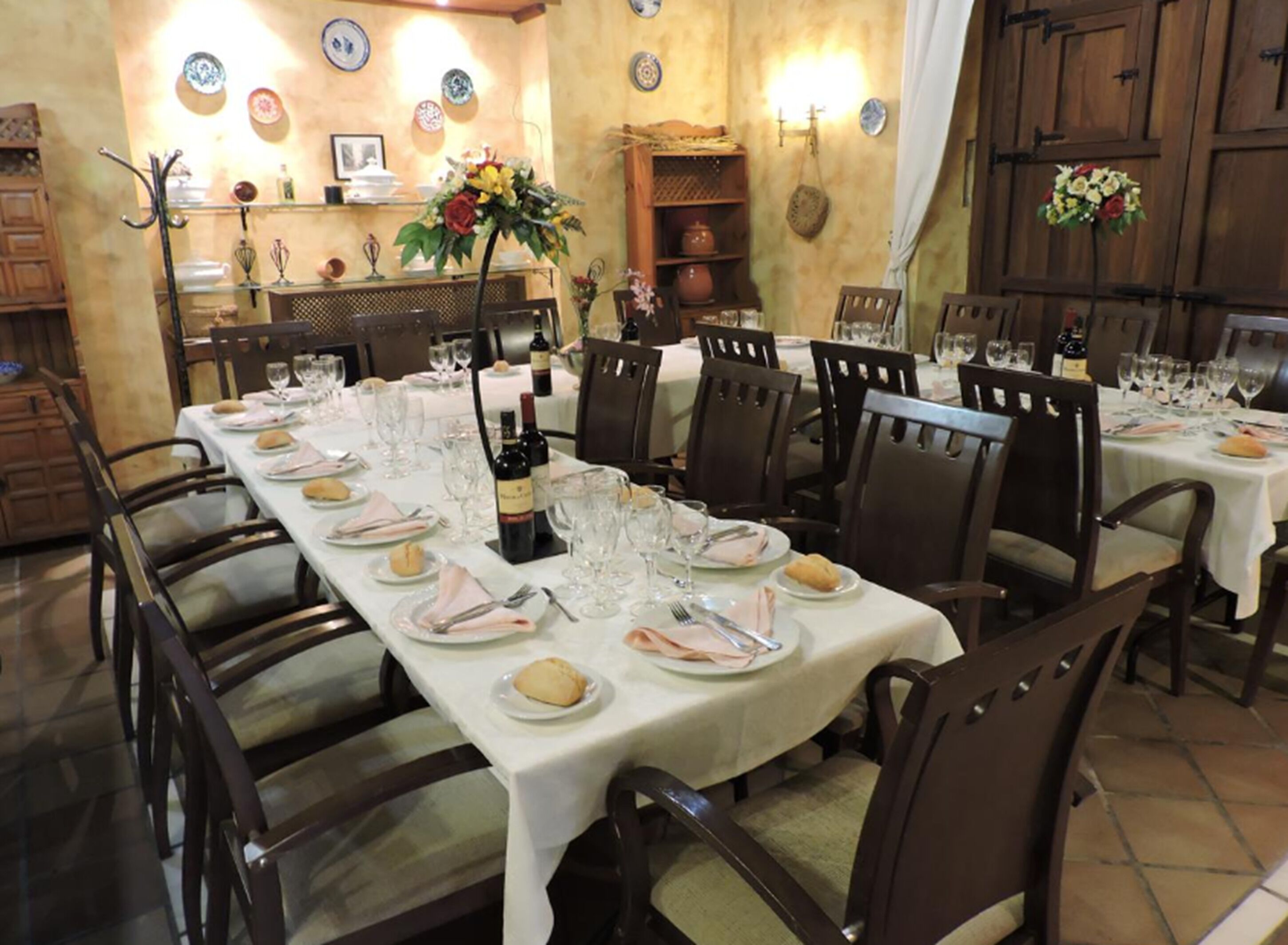 بوفيه فطور يوميًا بتكلفة قدرها (6 EUR للشخص)