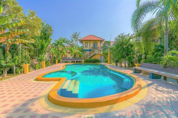 Una piscina al aire libre