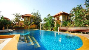 Una piscina al aire libre