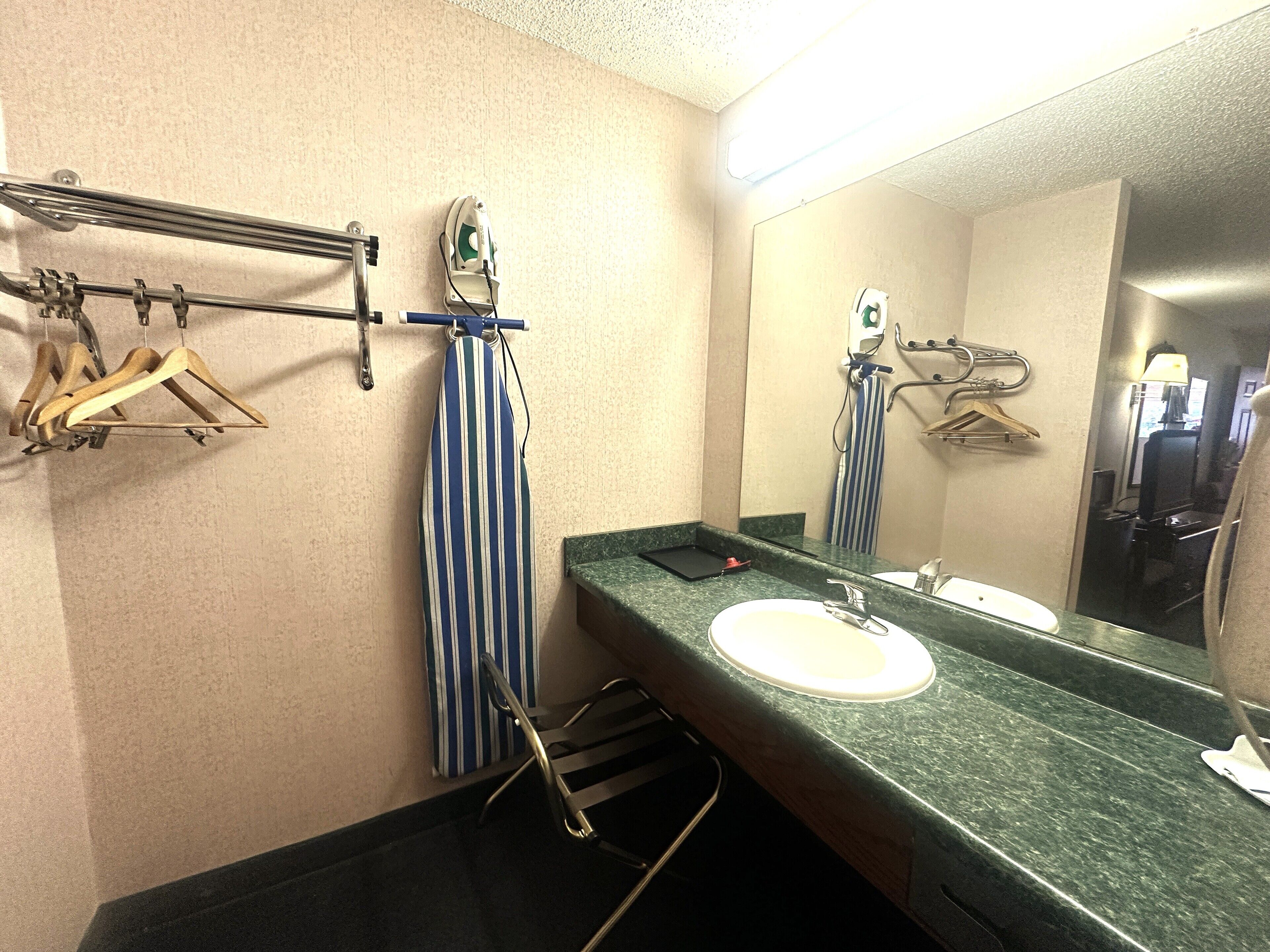 Combined shower/tub, free toiletries, hair dryer, towels