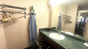 Combined shower/tub, free toiletries, hair dryer, towels