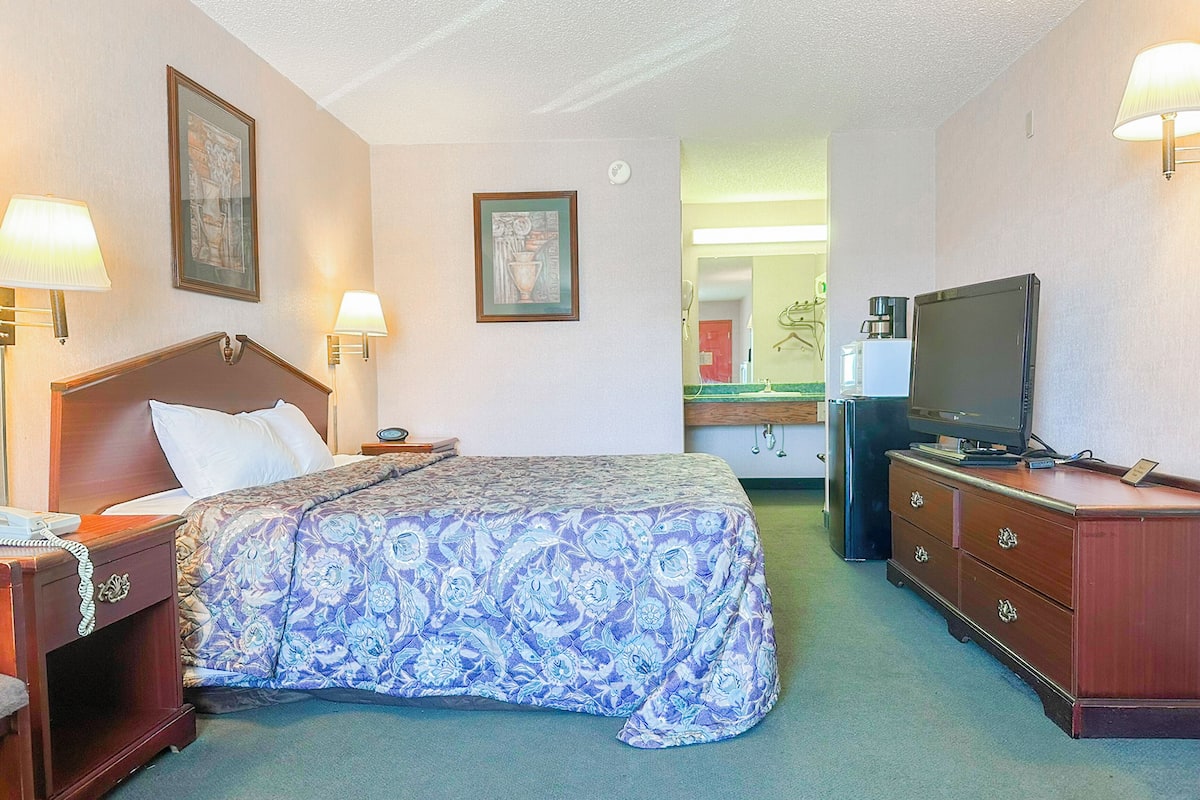1 habitación, tabla de planchar con plancha, wifi gratis y ropa de cama