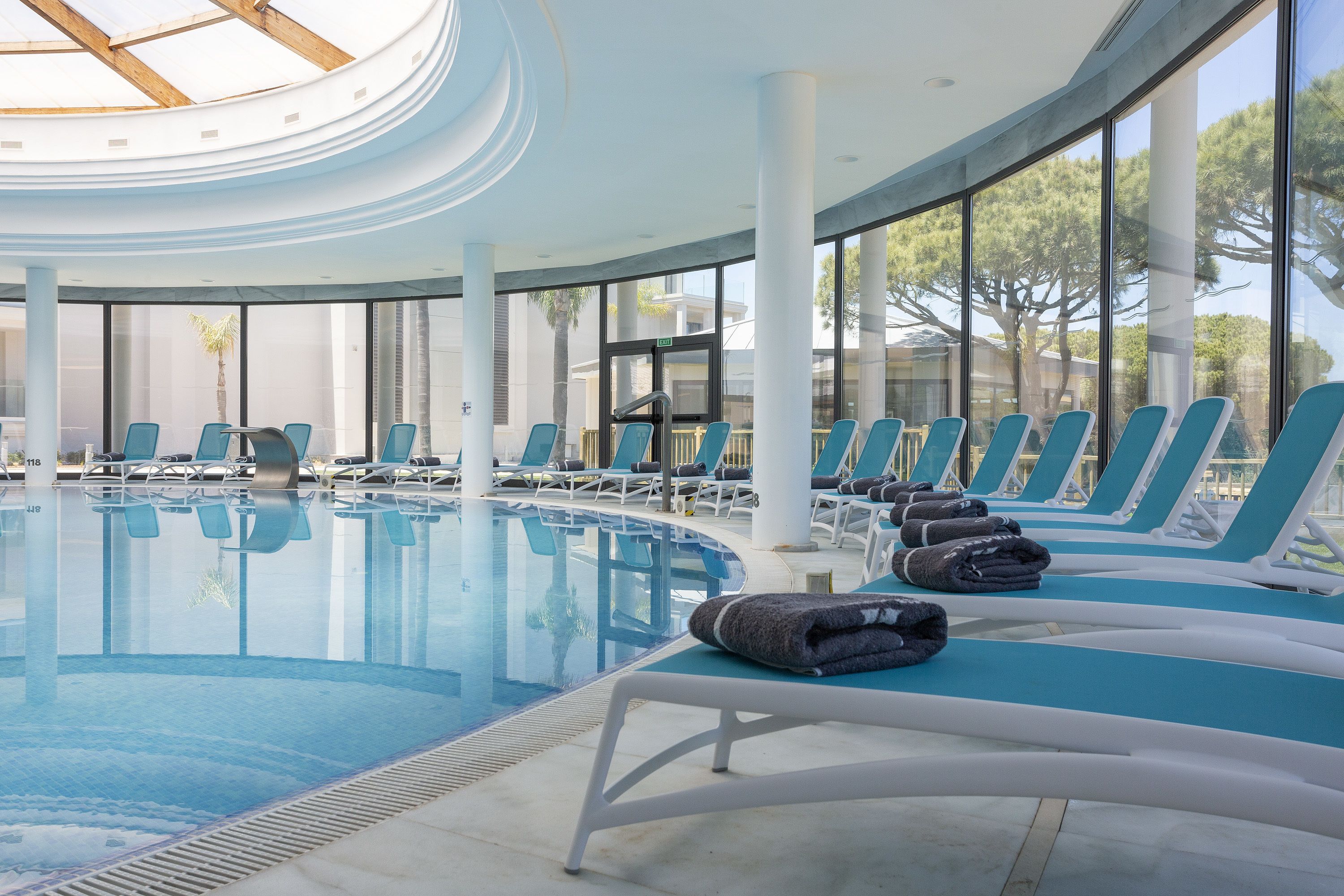 Piscine couverte, 3 piscines extérieures, parasols de plage